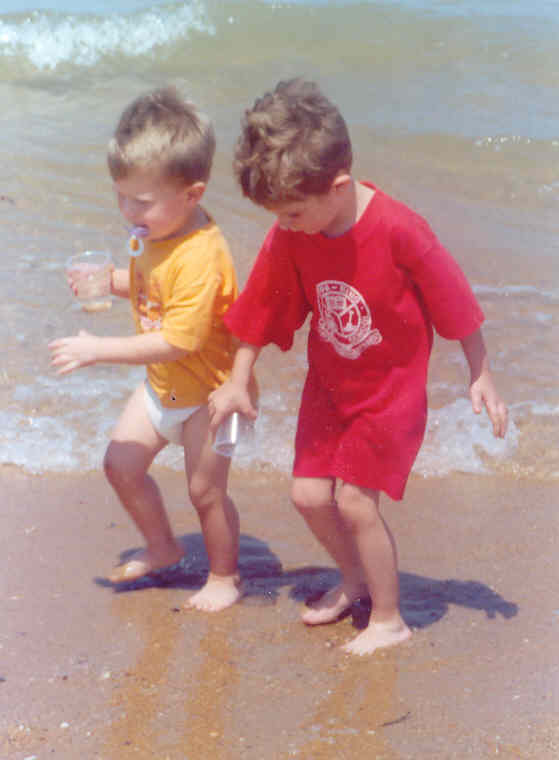 Twee man op strand