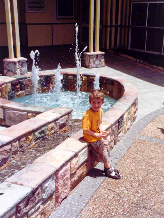 Simon bij de fontein