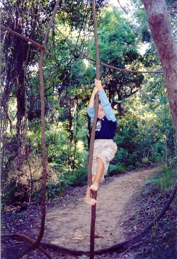 Simon als Tarzan in het woud
