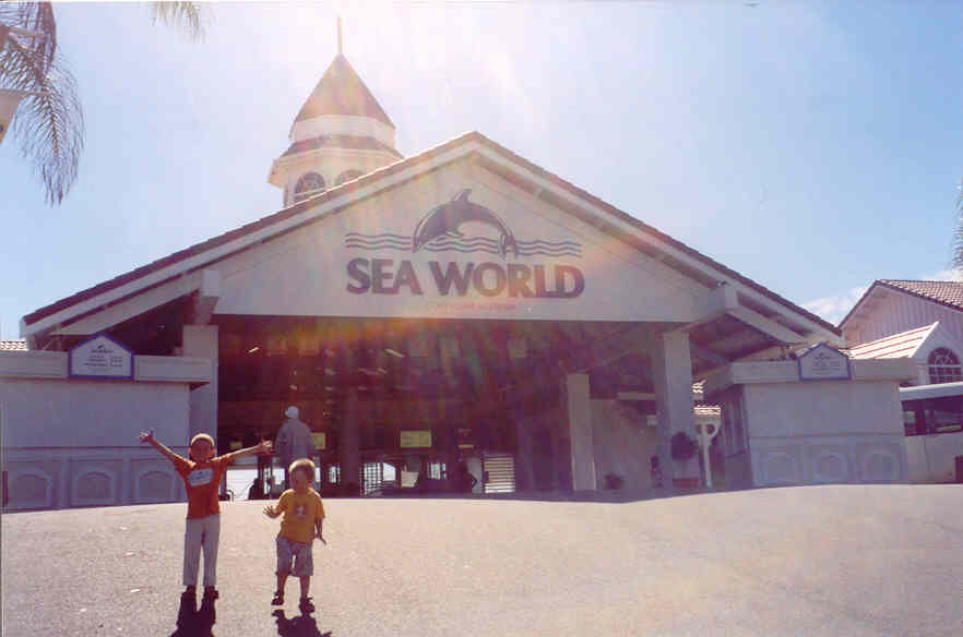 Simon en Patrick bij ingang Seaworld