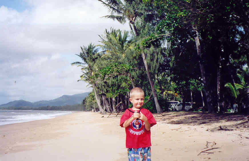 Simon op het strand bij Palm Cove